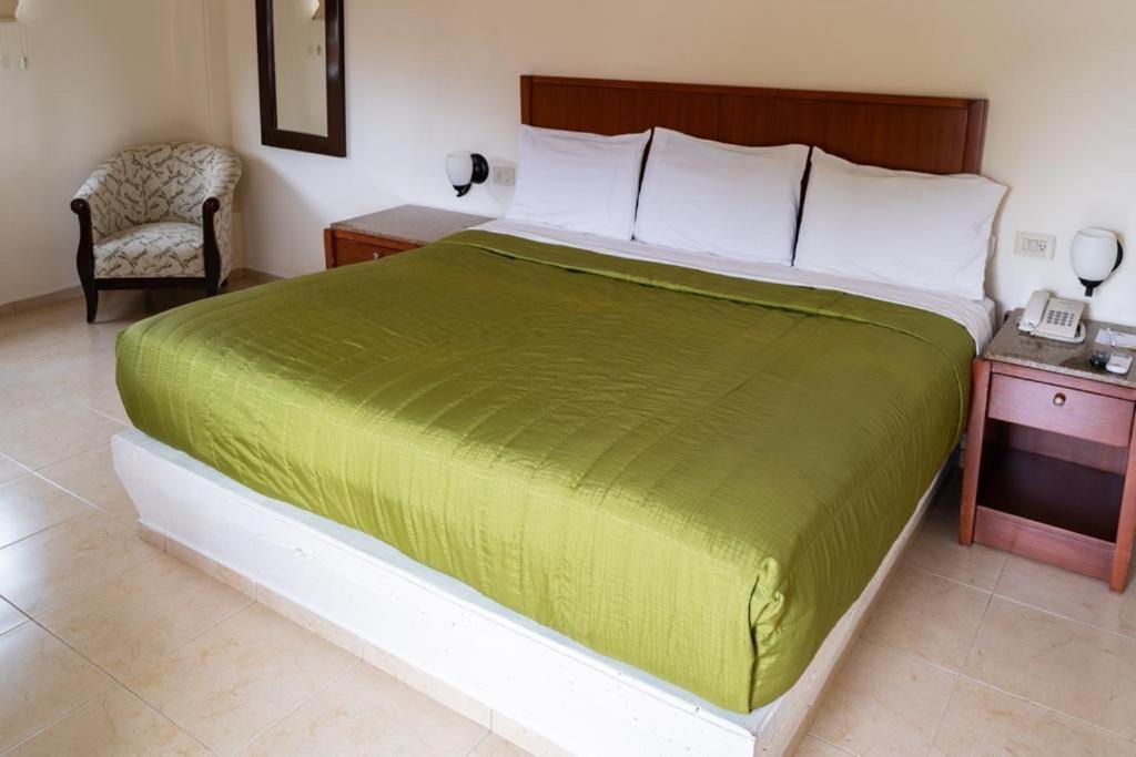 Habitación con cama grande